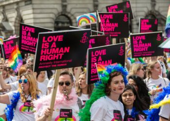OTRA LÍNEA ROJA: EL PARLAMENTO EUROPEO SE REBELA CONTRA LA PROHIBICIÓN DEL ORGULLO EN HUNGRÍA